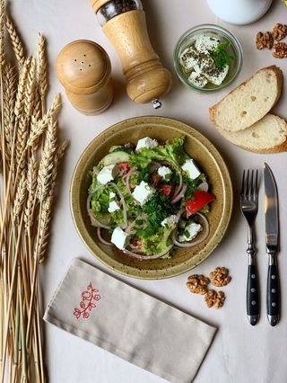 Салат овочевий з горіховою заправкою та сиром Фета (230г)