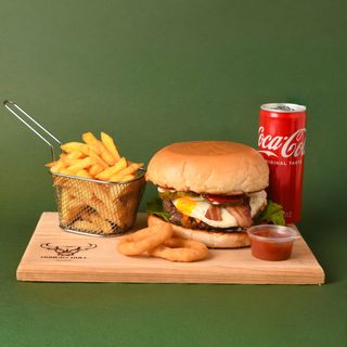Farmer burger, pomfrit i Coca-Cola