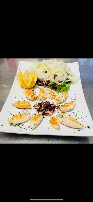 Calamari freschi alla griglia o fritti con misticanza 