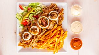 Kebab na talerzu z frytkami