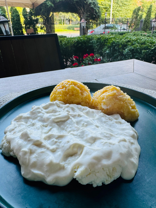 BRÂNZĂ CU SMÂNTÂNĂ ȘI MĂMĂLIGUȚĂ (500g)