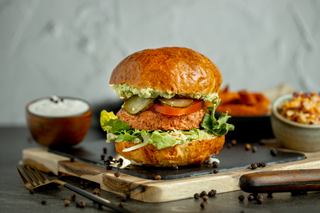 Crispy Chicken Burger COMBO (with fries & sauce) 510 g