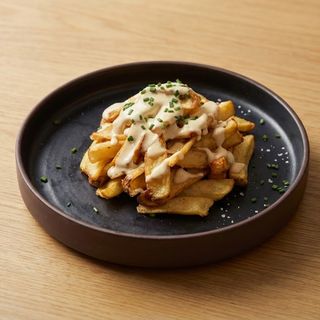 Patatas Saona con cremosa salsa de quesos