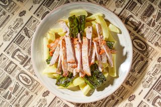 Ración De Bandeja De Lomo Con Patatas Y Pimientos