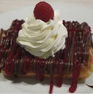 Gofre De Nutella Con Frambuesas Y Menta (1 Ud.)