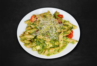 Makaron pełnoziarnisty penne ze szpinakiem i kurczakiem 