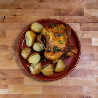 Pollo A L'ast con patatas cocidas  