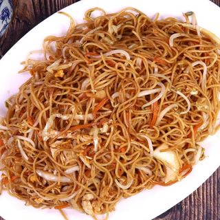 47. Пържени оризови спагети със зеленчуци и яйце (700г)