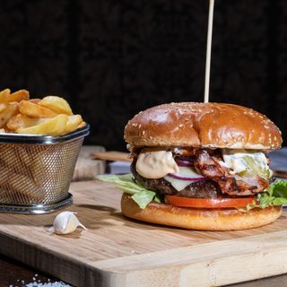 Bacon Cheeseburger cu cartofi wedges + sosul casei