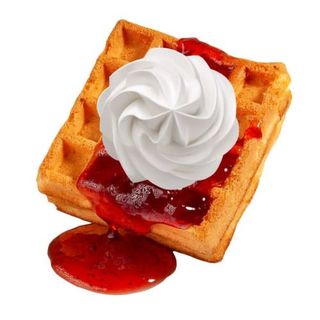 Gofre con sirope de fresa y nata