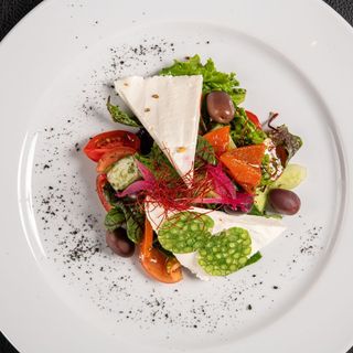 Овочевий салат з молодою бринзою (230г)