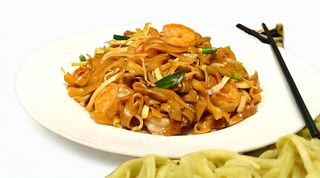 24a.Tagliatelle di riso con gamberi e verdure