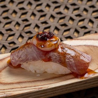 Nigiri de atún y vieira