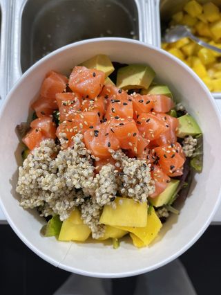 poke ensalada de salmón