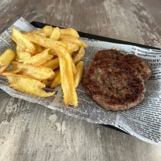 Конски кюфтета с пържени картофи 