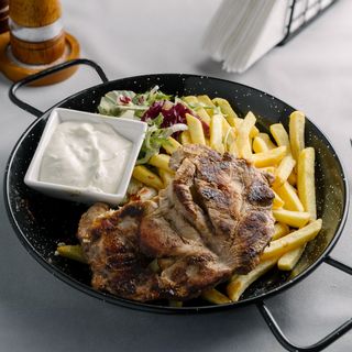 Ceafă de porc la grătar cu cartofi pai