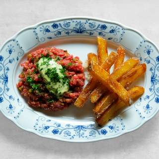 Tatar wołowy z frytkami