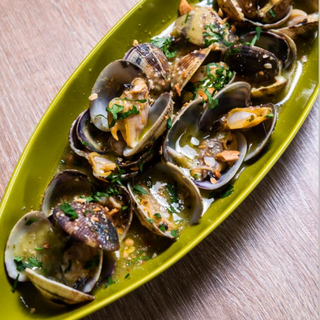 Almejas en salsa verde y almendras