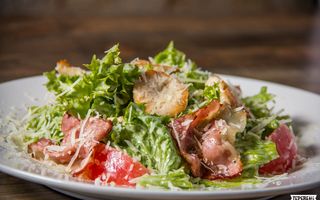 Салат Цезар з беконом та куркою (180г)