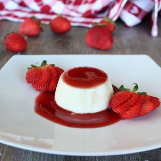 Biancomangiare con crumble di biscotti e amere Fabbri