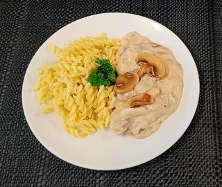 Pieczarki w sosie śmietankowo-truflowym z przystawką do wyboru