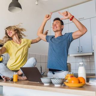 Menú Sim Dúo, Desayuno y Merienda:  2 Bebidas Caliente, 2 Zumos Naturales, 2 Pintxos de Tortilla, 2 Dulces Clásicos
