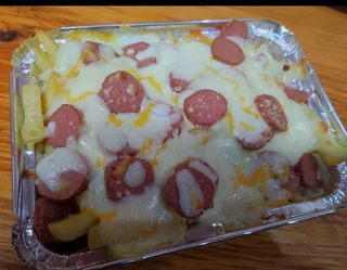 Patatas con salchicha y queso
