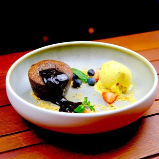 soufflé au chocolat cu sos de vanilie