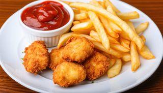 Nuggets de pui și cartofi pai