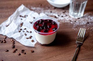 Gris cu lapte si gem de afine