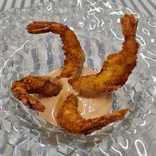 Gamberoni croccanti con salsa rosa al rum