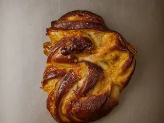 Булочка з абрикосом