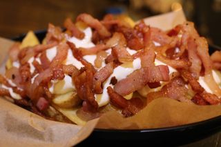 Spicchi di patate con buccia, fonduta e guanciale