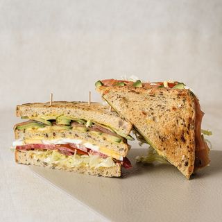 Sándwich De Salmón Y Aguacate