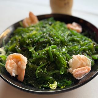 Ensalada de Algas Wakame con Sésamo y Langostinos