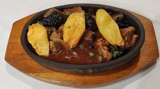 Бараніна с запеченою айвой та чорносливом (450 г)