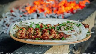 ქათმის ქაბაბი ლავაშზე