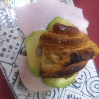 Croassant con pavo y aguacate 