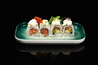 68.URA SAKE AVOCADO ROLL