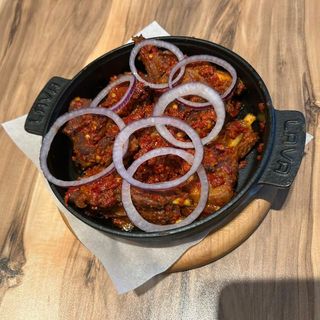 ხბოს ნეკნი აჯიკით კეცზე