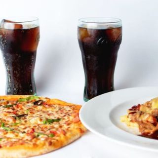 Menu para dos (pizza mediana + patatas a elegir + 1 refresco litro)