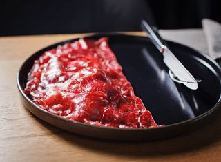 Карпаччо з телятини та копченими томатами (180г)