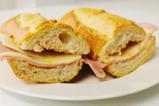 Bocadillo De Jamón Cocido Y Queso