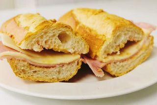 Bocadillo De Jamón Cocido Y Queso