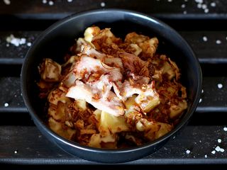 Картопля з Сирним соусом та беконом (300г)