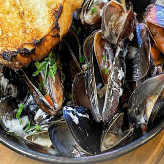 Чілійськіі мідії у сирному соусі