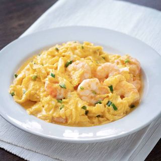 Huevo revuelto con gambas