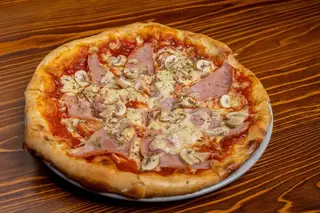 Pizza Capricciosa + Coca-Cola