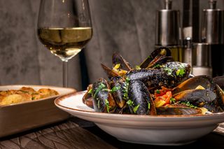 Midii picante in sos de rosii cu busuioc