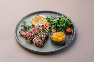 Тунец в кунжутной корочке с цитрусовым акцентом (350г)